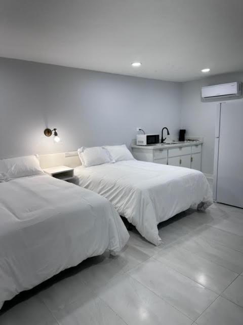 White Sands Inn, Marina, Bar & Grill 2*